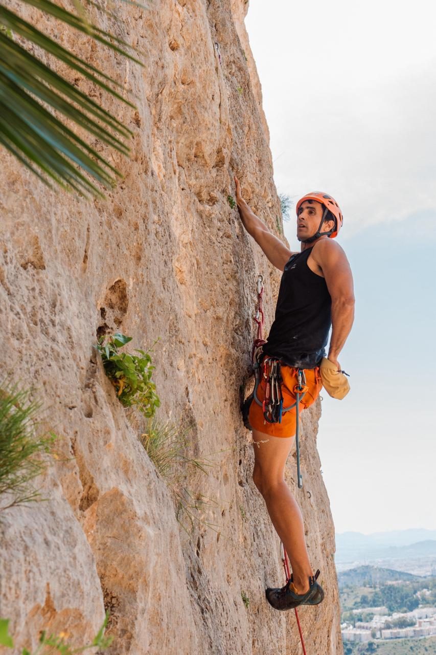 Joaquín en la pared, con casco y arnés